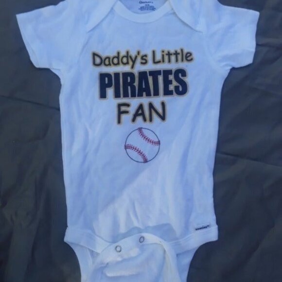Daddy's Little Pirates Fan Baby Onesie - Picture 1 of 4